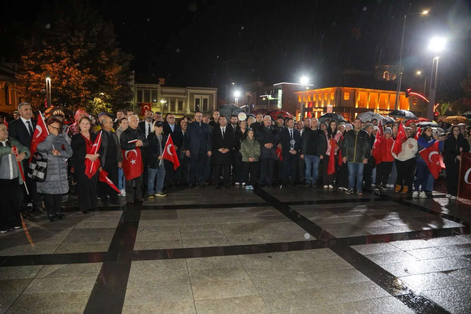 CUMHURİYET COŞKUSU SAĞANAK YAĞIŞA RAĞMEN SOKAKLARA TAŞTI: BİNLERCE EDİRNELİ FENER ALAYI’NDA BULUŞTU galeri görseli